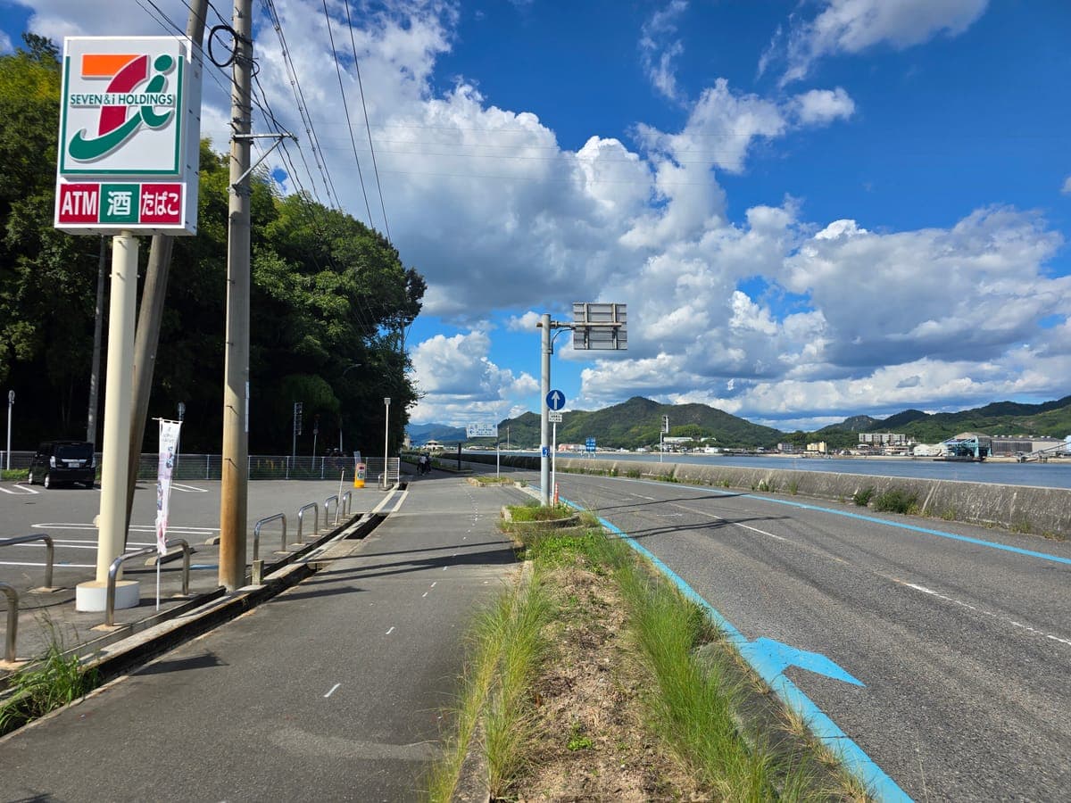 生口島のセブンイレブン前の自転車歩行者道(植栽帯で車道と分離)