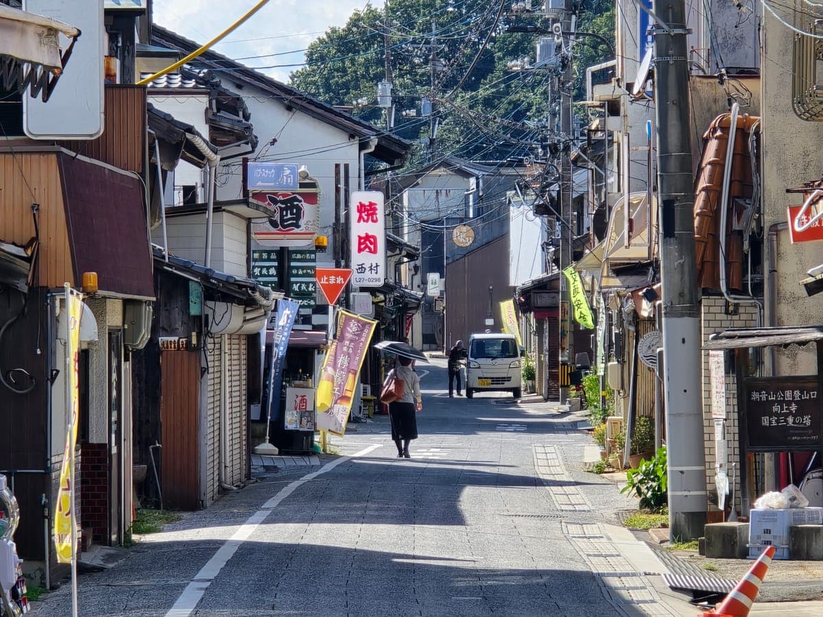 瀬戸田・しおまち商店街の通り(望遠で西向きに撮影・幅は車1台分ほど)
