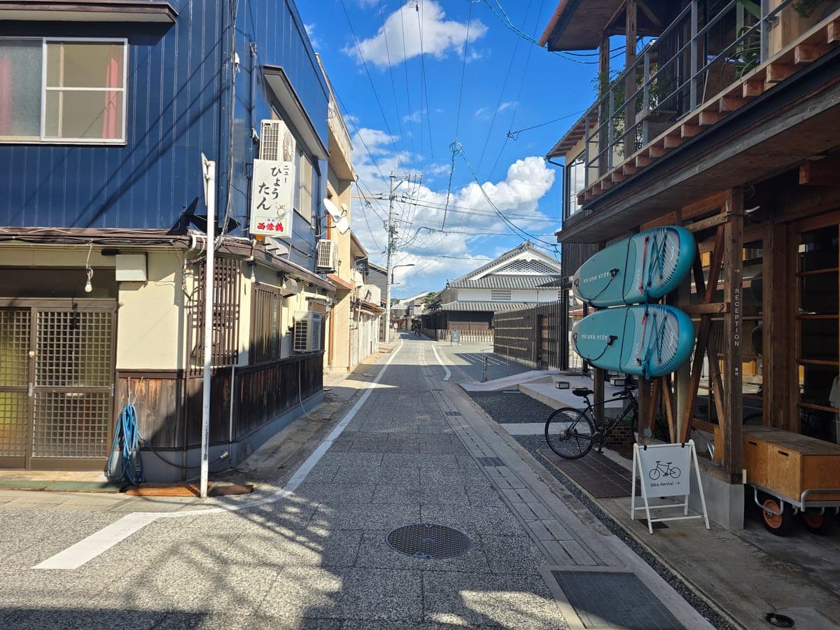 瀬戸田・しおまち商店街の西側にあるSOIL Setoda(Bike Rentalの看板とSUPボード)