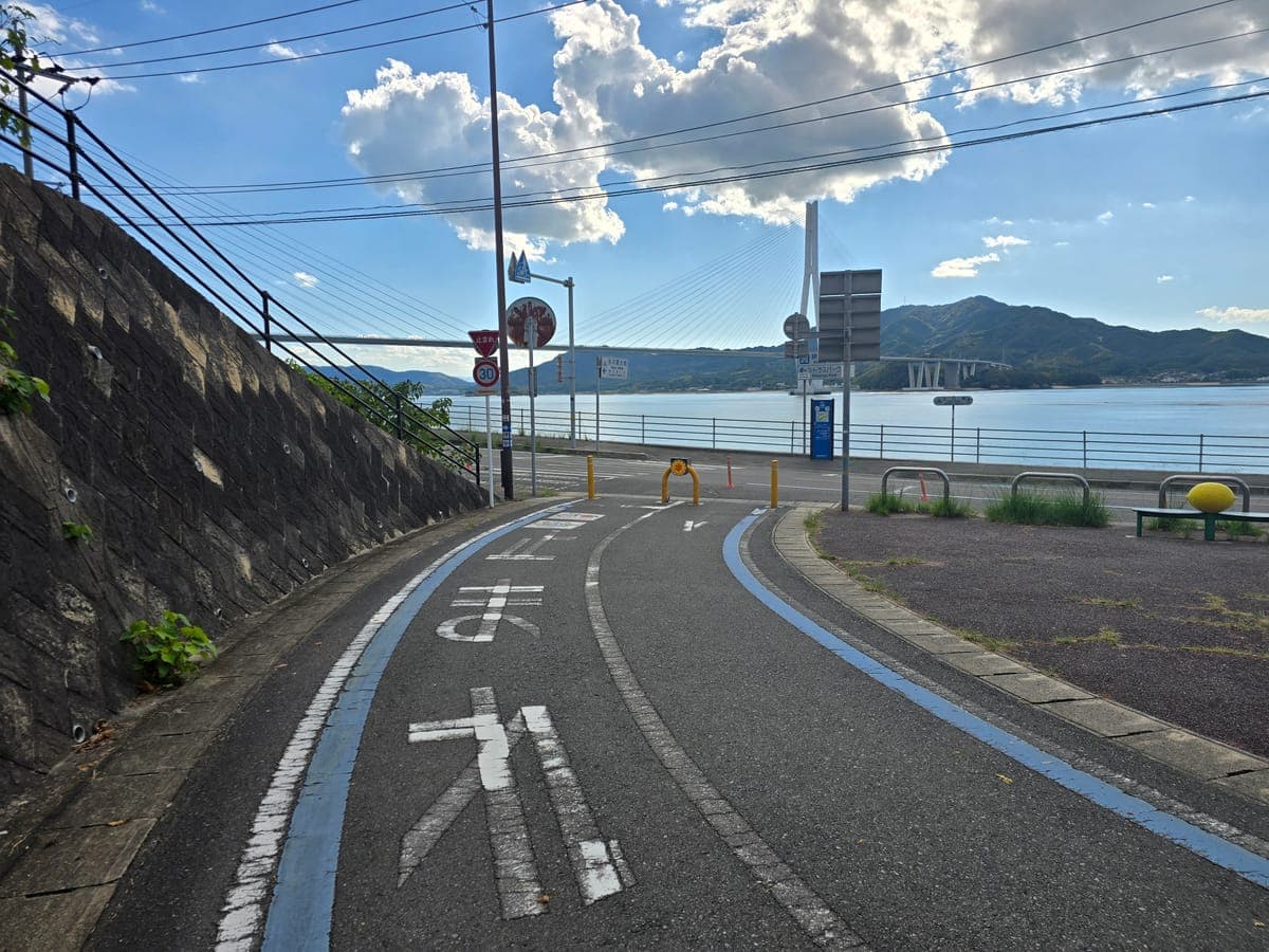 多々羅大橋から降りてくる自転車道と県道81号の交差点(止まれの路面表示)