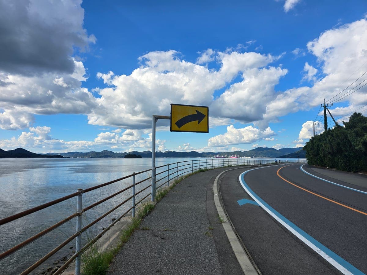 生口島・県道81号から北を振り返った海沿いの道と対岸の今治造船広島工場