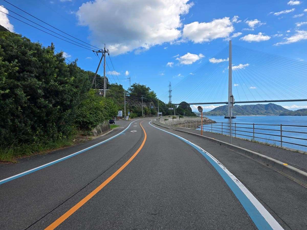 生口島・多々羅大橋の瀬戸田側の主塔へ向かう県道81号(両側にブルーライン)
