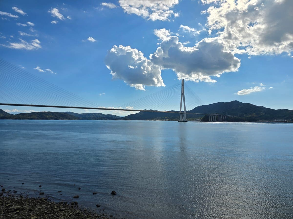 生口島の海岸から南西に見た多々羅大橋(白い主塔の先は大三島)