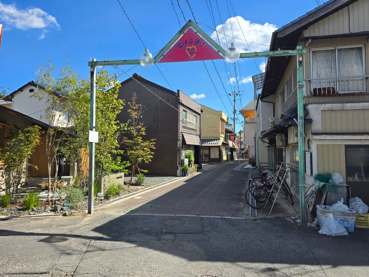 因島・土生の商店街「愛はぶ通り」の北側入口のアーチ