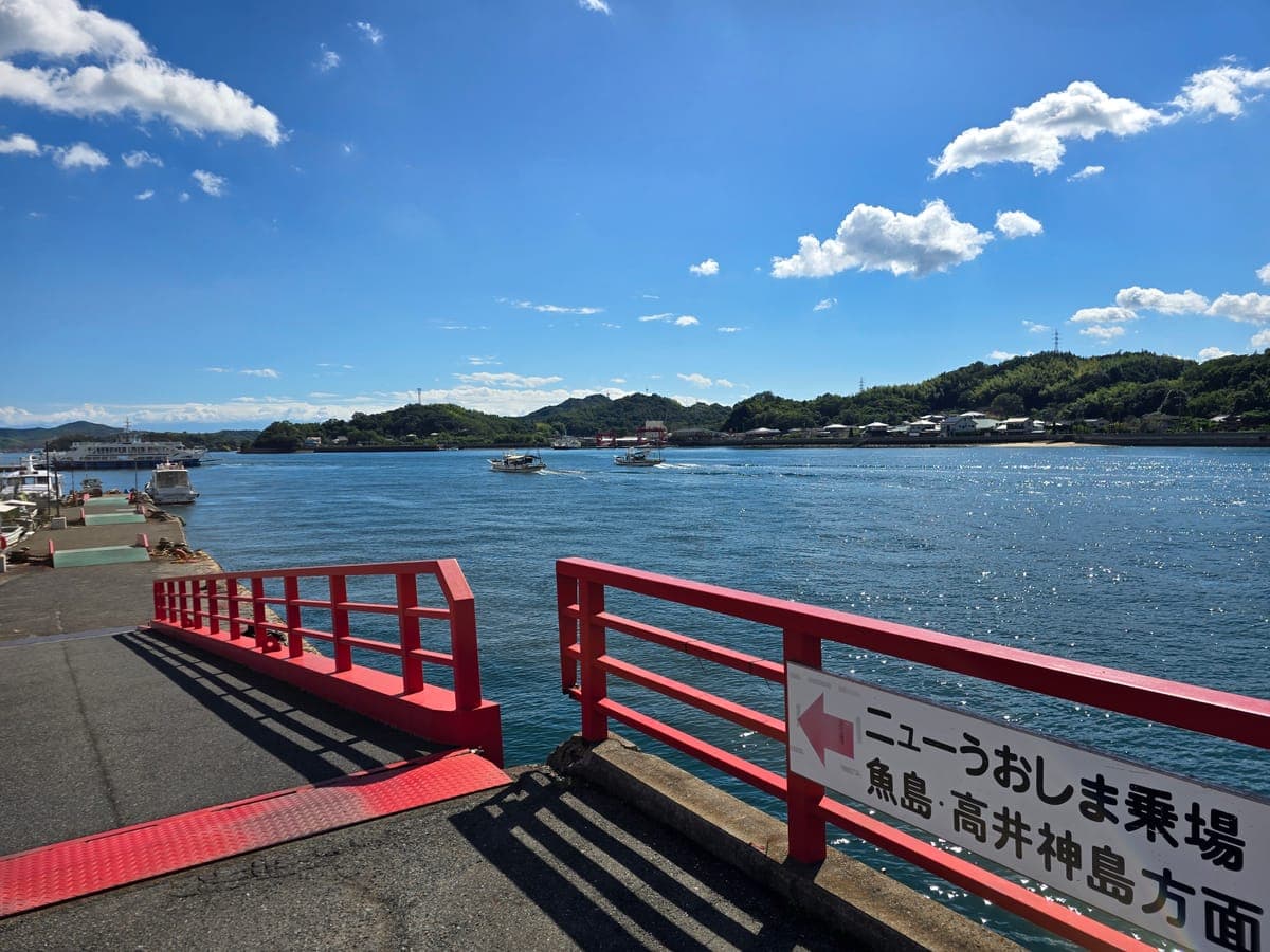因島・土生港の桟橋から南に見える生名島(ニューうおしま乗場の案内板)