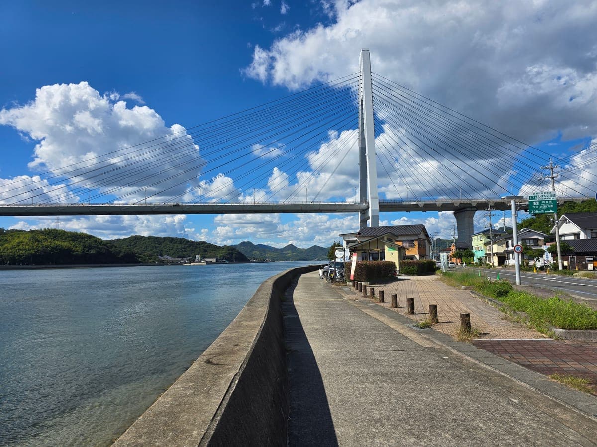 生口橋の南側の海沿い歩道(橋の真下・北方向)