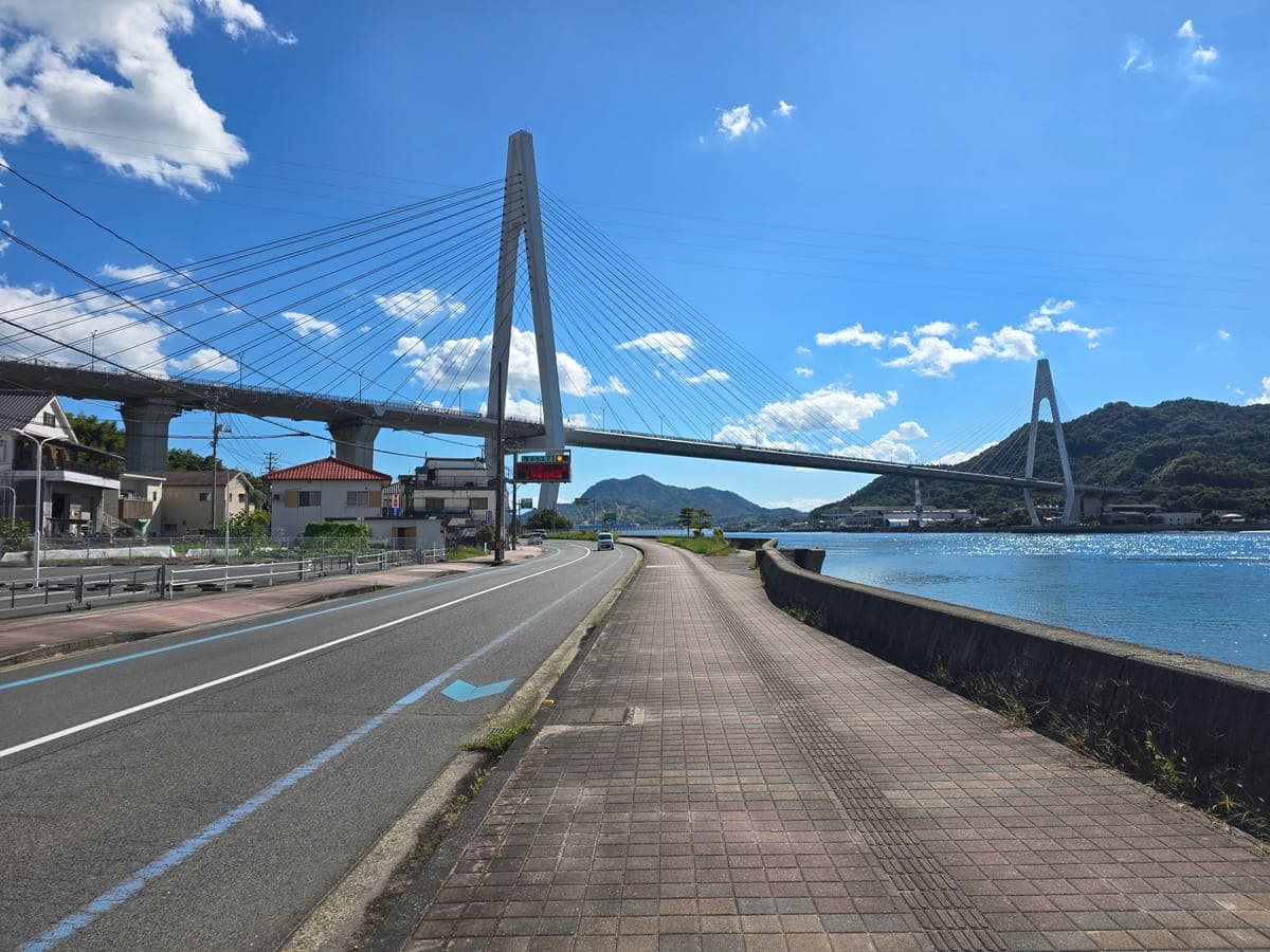 因島サイクリングで見る生口橋の全景(国道317号のブルーラインと海沿いの歩道)