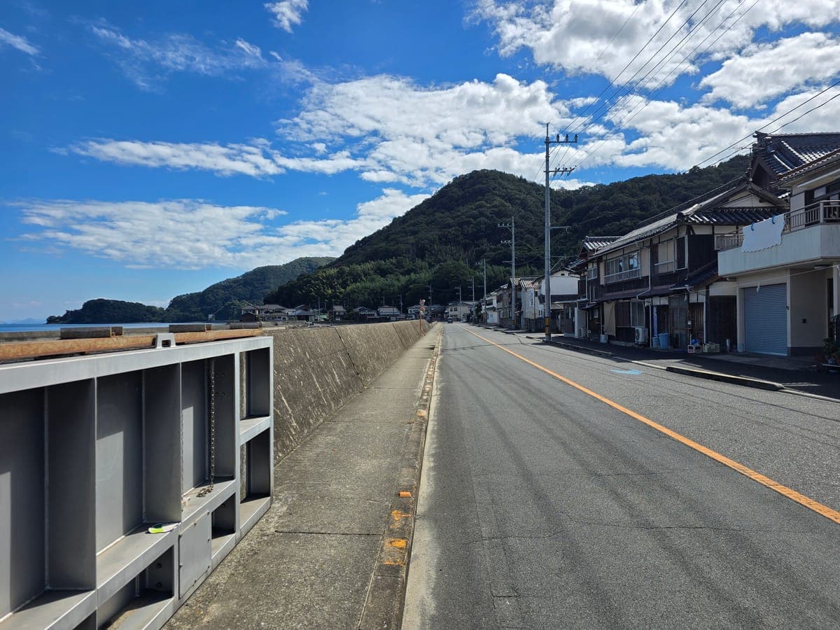 因島・大浜の国道317号(防潮堤沿いに中庄町方向へ延びる道)