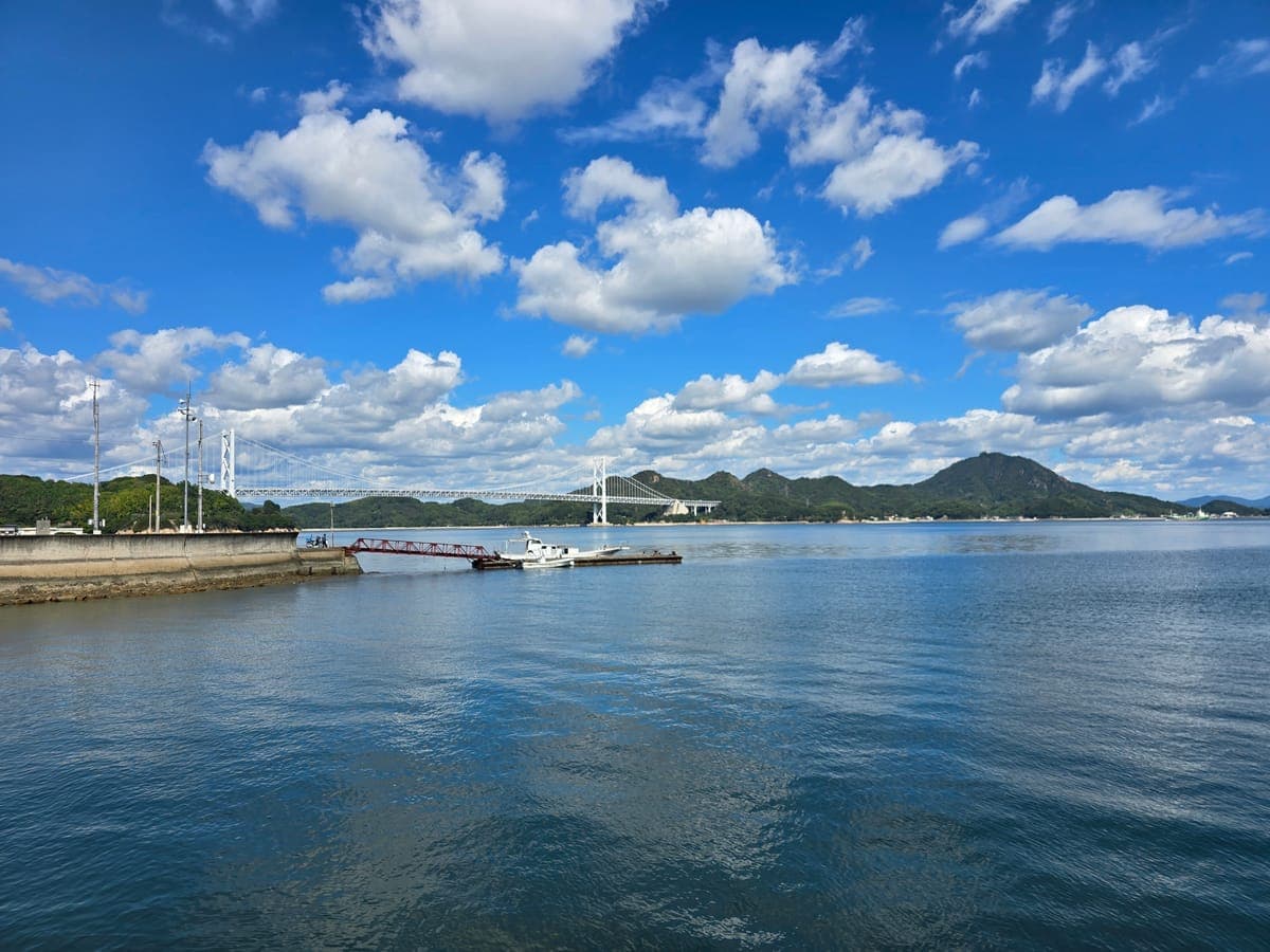 因島・大浜港付近の堤防から見た因島大橋(赤い桟橋と小型船)