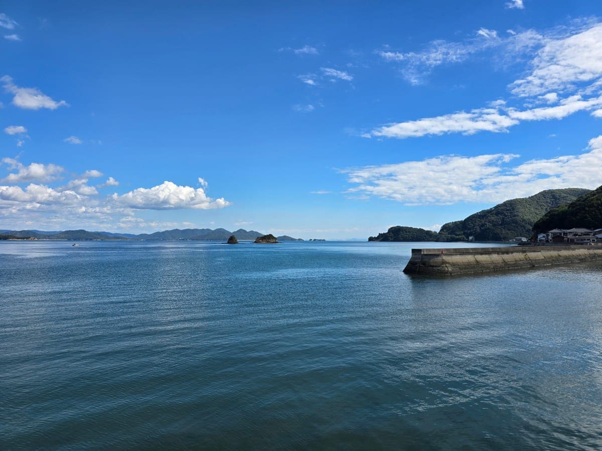 因島・大浜港付近の堤防から東に見える八重子島
