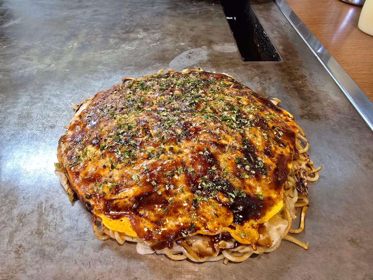 因島・お好み焼 うえだのスペシャル焼き(肉玉・いか・もち入り・980円)