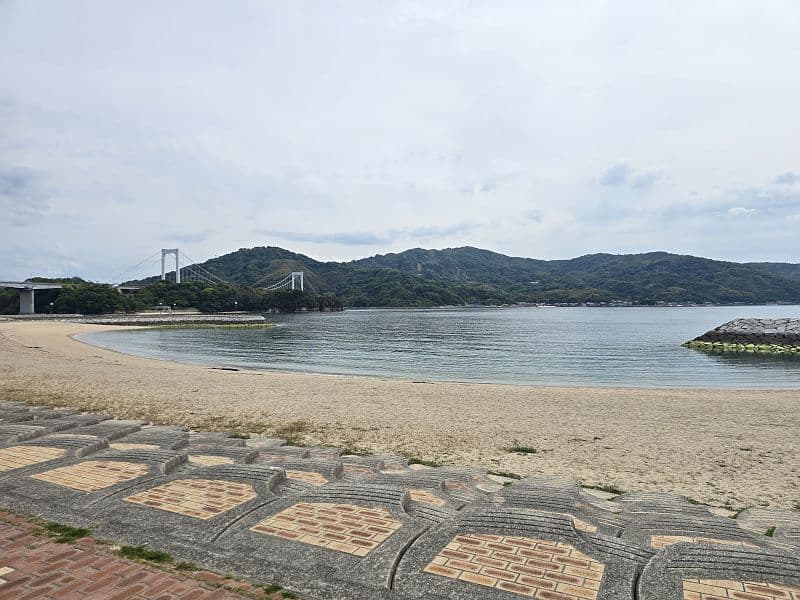 マリンオアシスはかたから見た砂浜と伯方・大島大橋(2026年5月撮影)