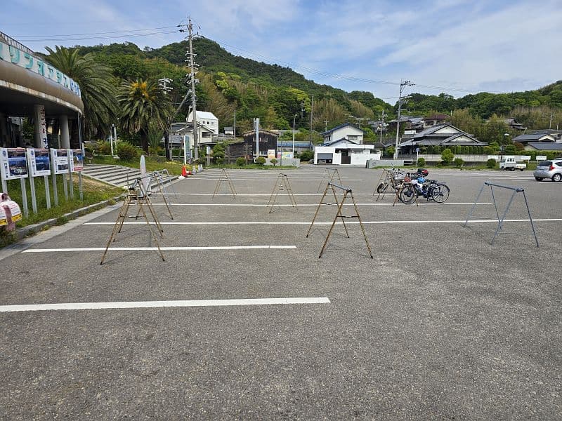 マリンオアシスはかたの駐輪スタンド(自転車複数台が停まっている)