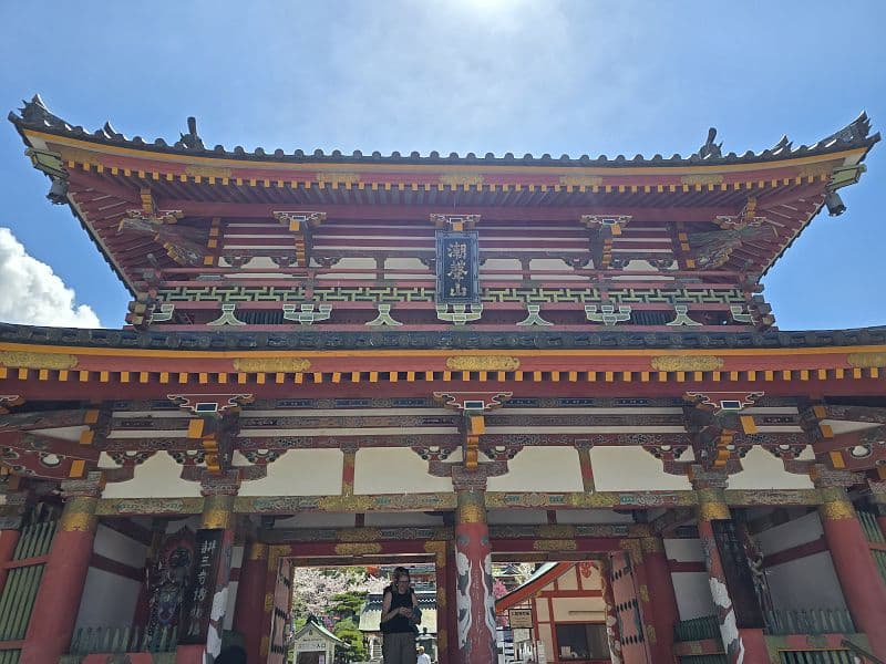 耕三寺の中門——奈良・法隆寺の西院伽藍(楼門)を原型とした国登録有形文化財