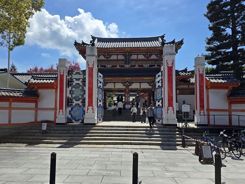耕三寺の入口——瀬戸田港から徒歩約10分、道路に面した正面入口
