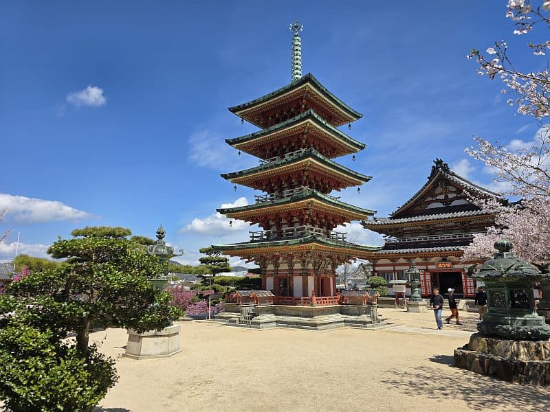 耕三寺の五重塔(大慈母塔)——初重の柱に施された仏像の浮彫と宝相華の彩色