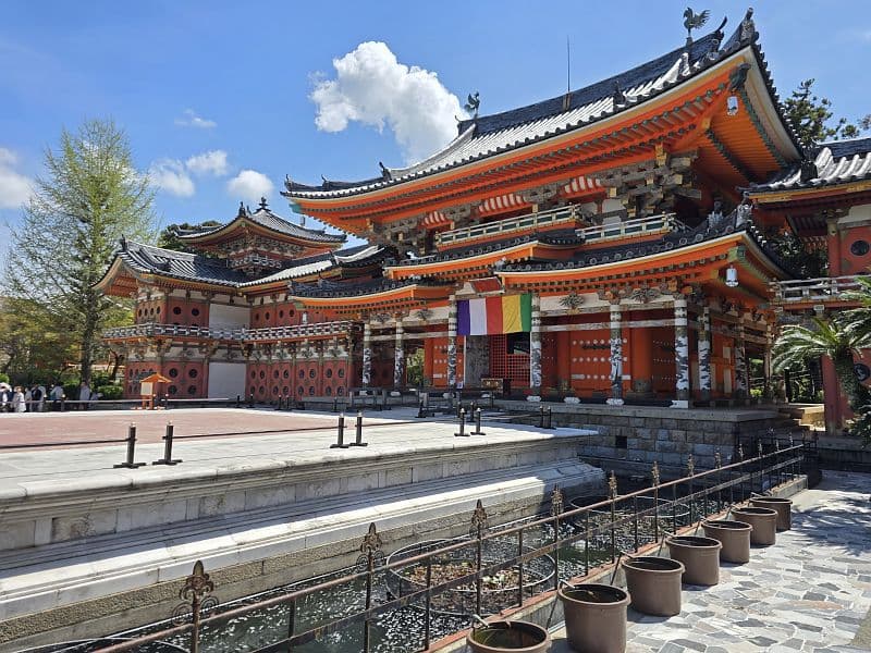 耕三寺の本堂(側面)——入母屋・切妻・寄棟・腰屋根が重なる藤原時代の建築様式