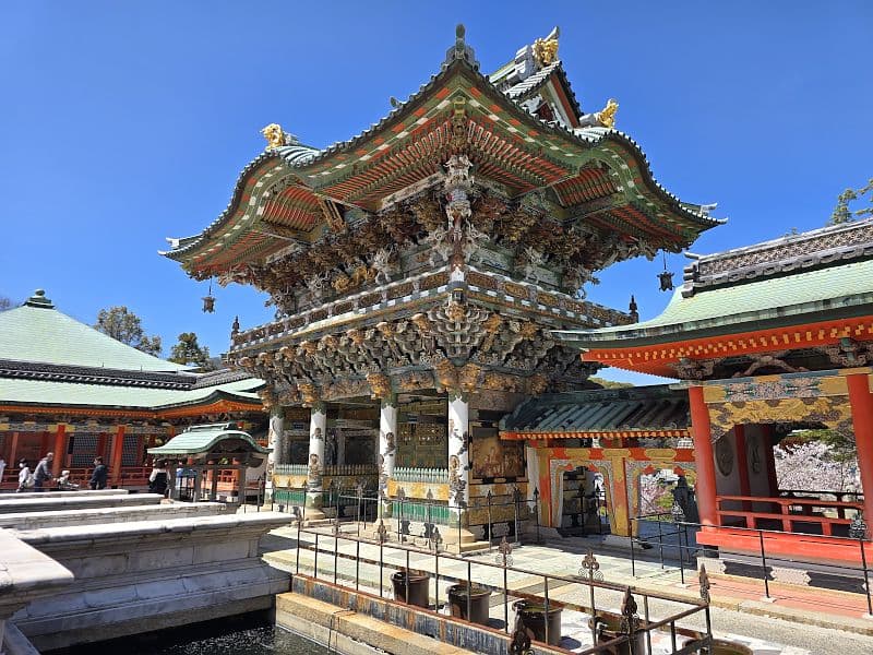 耕三寺の孝養門——日光東照宮・陽明門を原型とした極彩色の門