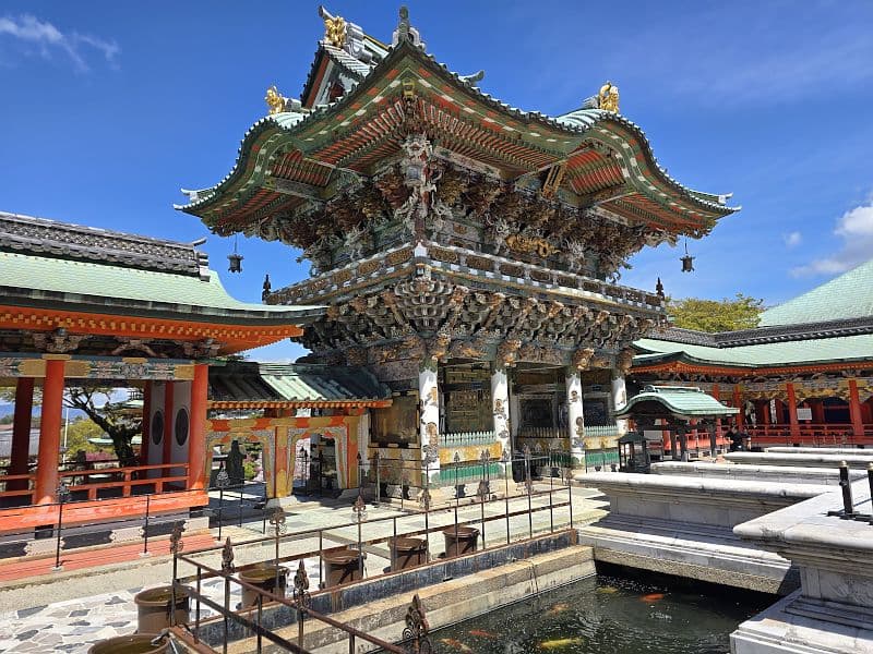 耕三寺の孝養門——下層柱の聖衆来迎の浮彫と組物の繧繝彩色が見える角度