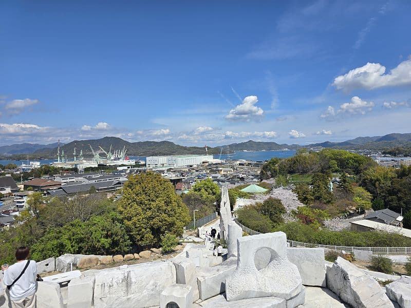 未来心の丘の頂上から見る瀬戸内海の眺望(大三島・伯方島方面まで見渡せる)