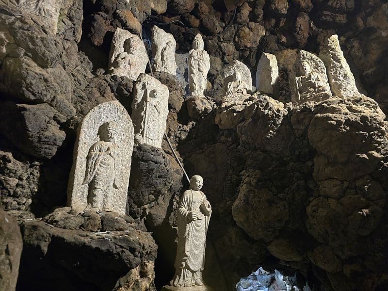千佛洞地獄峡の石造仏像群——洞窟内に奉安された石造の仏諸尊千体