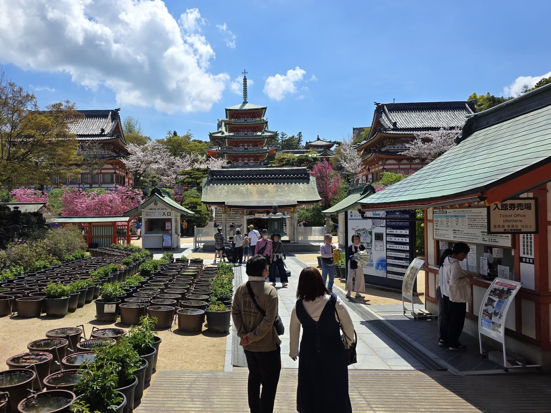 耕三寺のチケット売り場——中門をくぐった右手に設置