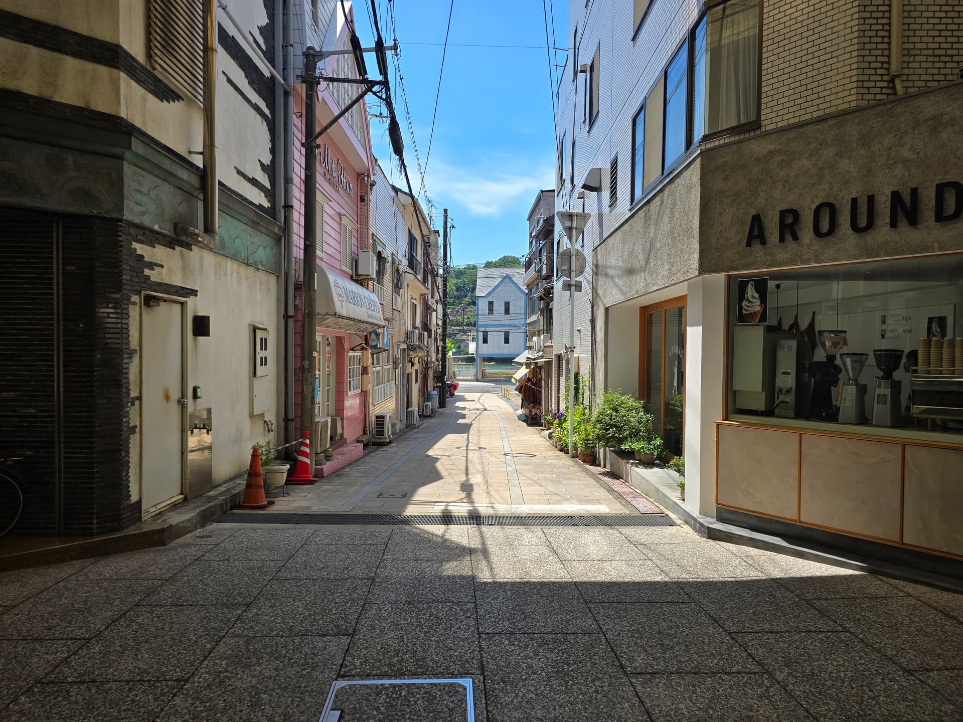 尾道本通り商店街から海方面へ続く路地——奥に尾道水道が見える
