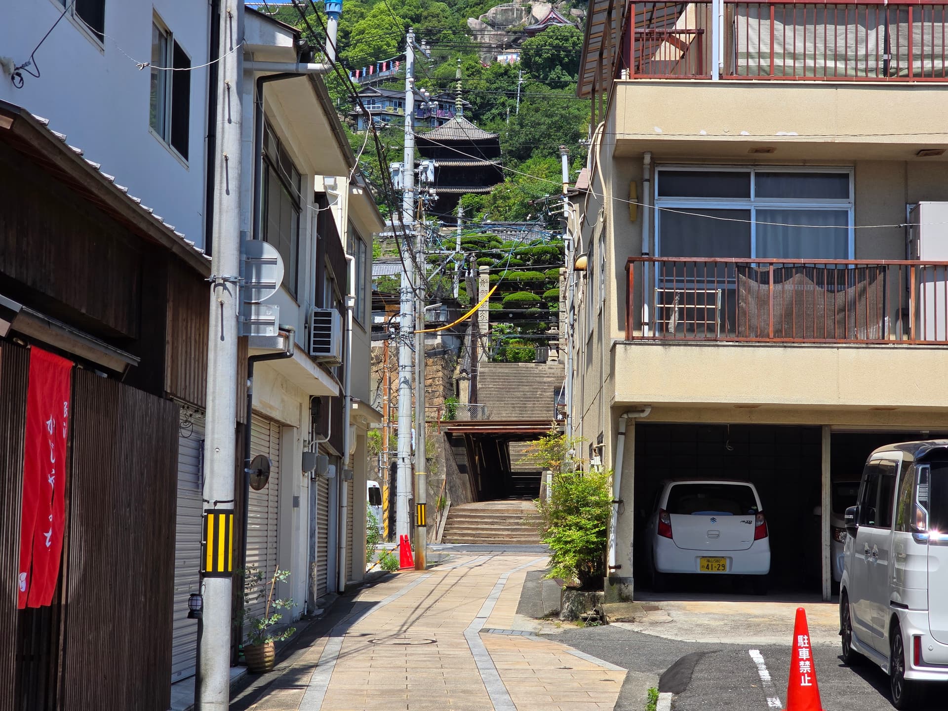 尾道本通り商店街から北へ続く路地——奥に千光寺と山手の石段が見える