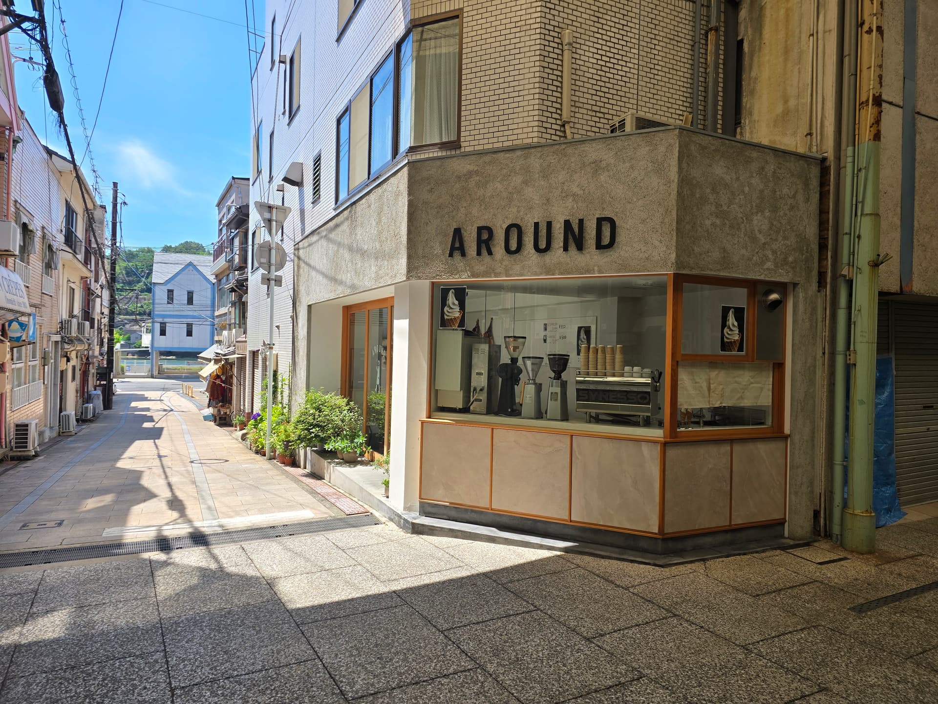 カフェAROUND——商店街から海へ続く路地の角に立つモダンなカフェ。コーヒーとソフトクリームを提供