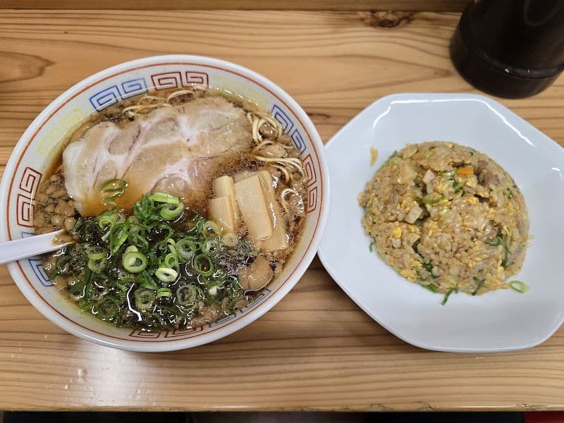 永潤(えいじゅん)の尾道ラーメンとチャーハン——平打ち中細ストレート麺・背脂・醤油スープ