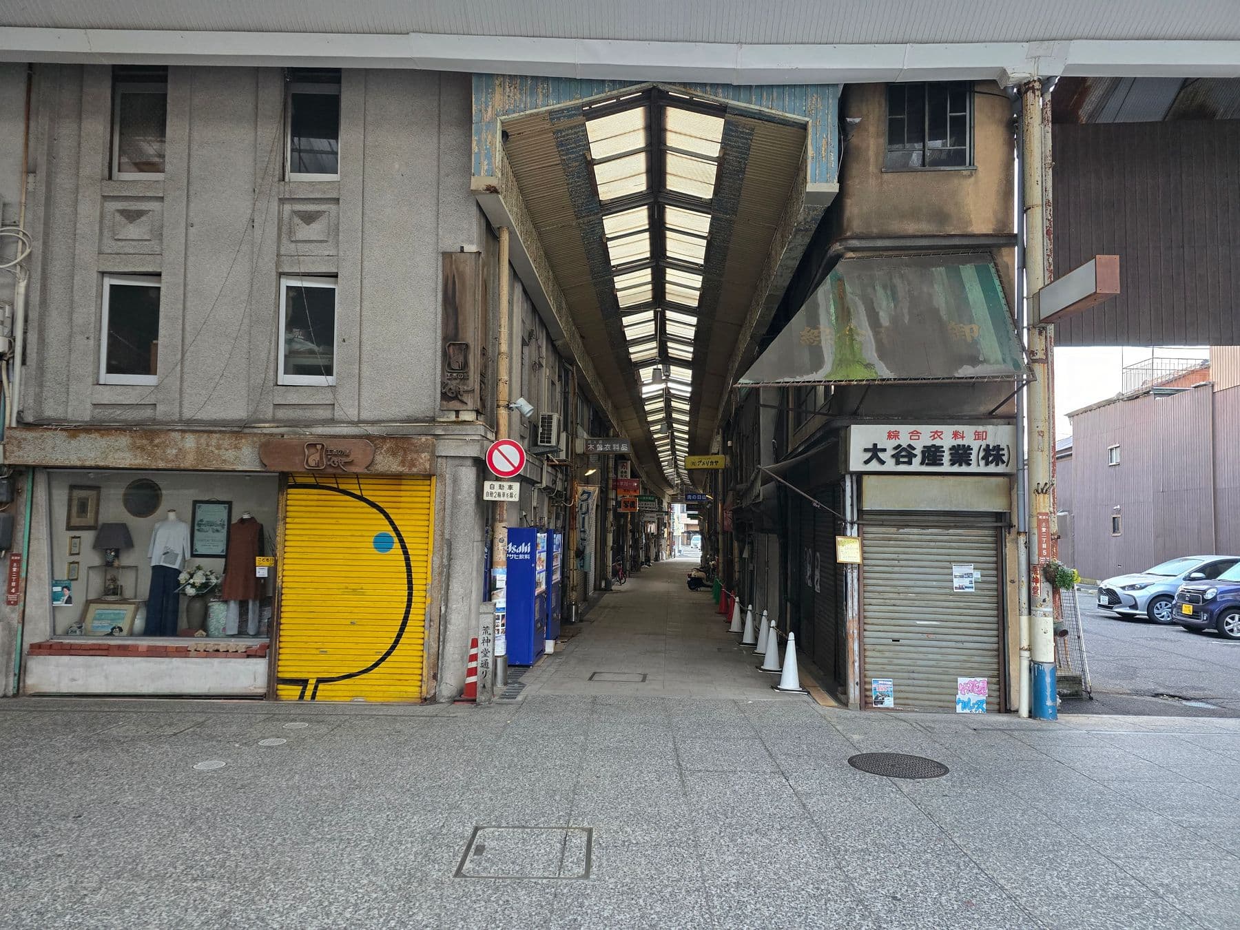 尾道・荒神堂通り——商店街から海岸通り方面を望む路地