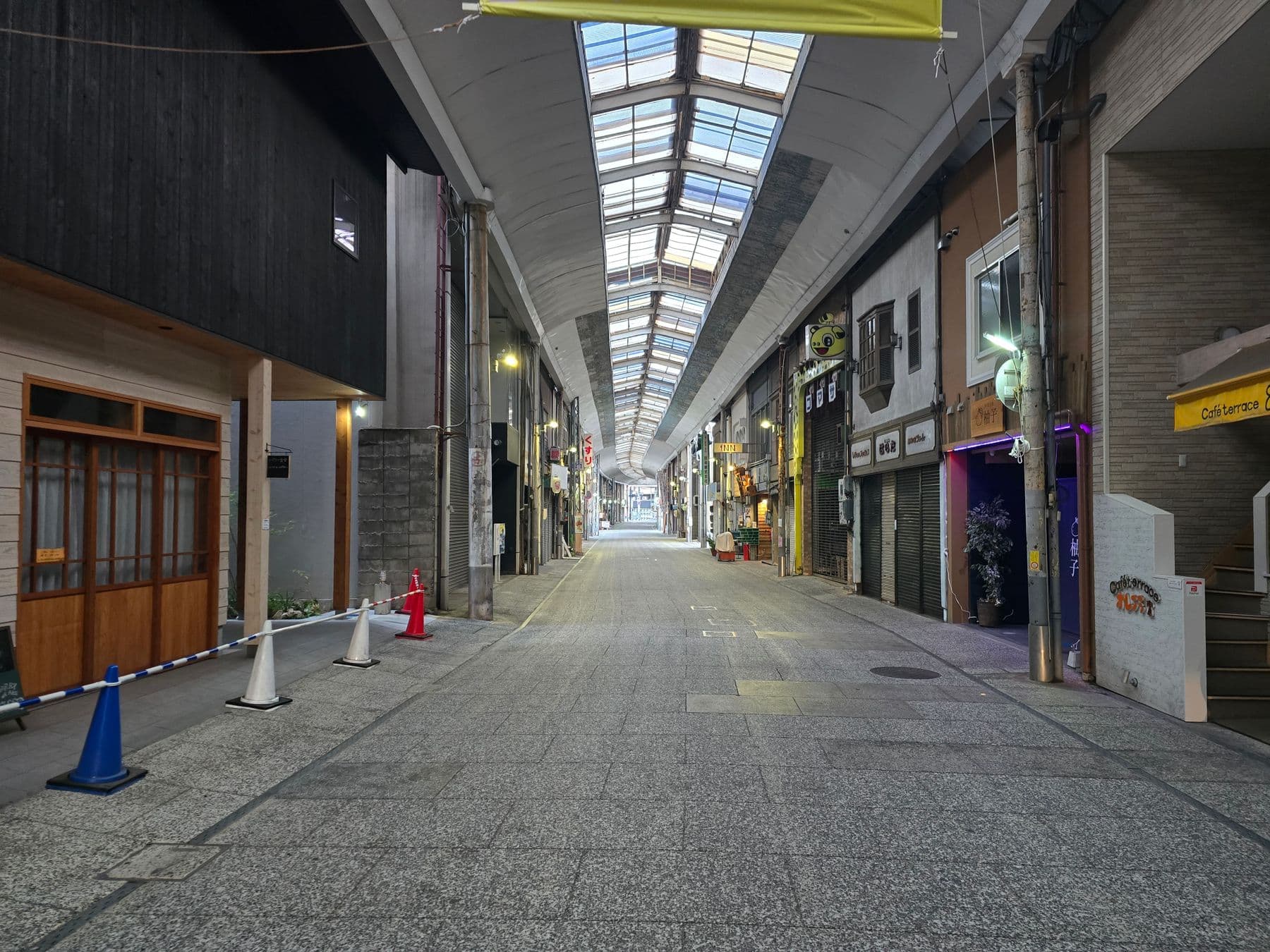 尾道本通り商店街の早朝(別角度・アーケードと店舗の様子)