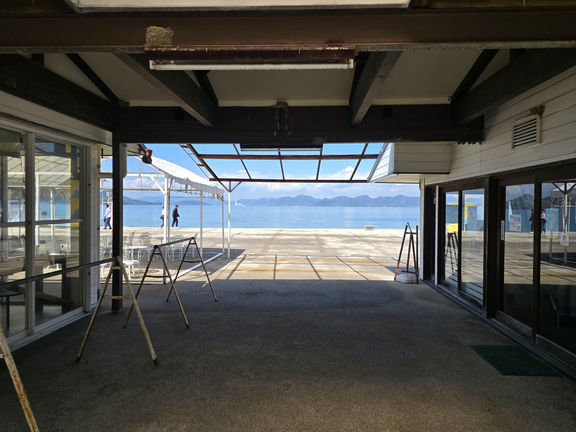瀬戸田サンセットビーチの管理棟アーチ越しに広がる砂浜