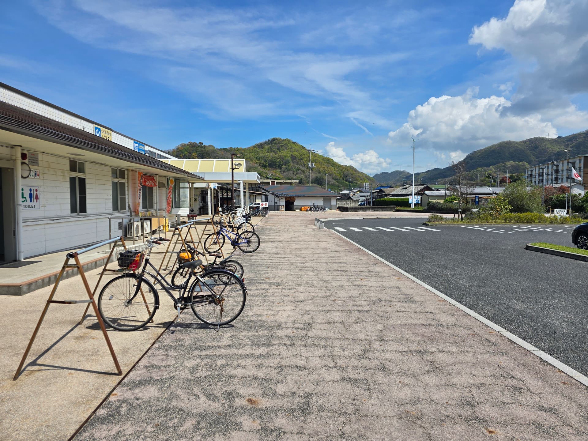 瀬戸田サンセットビーチの駐輪場(自転車での立ち寄りに対応)