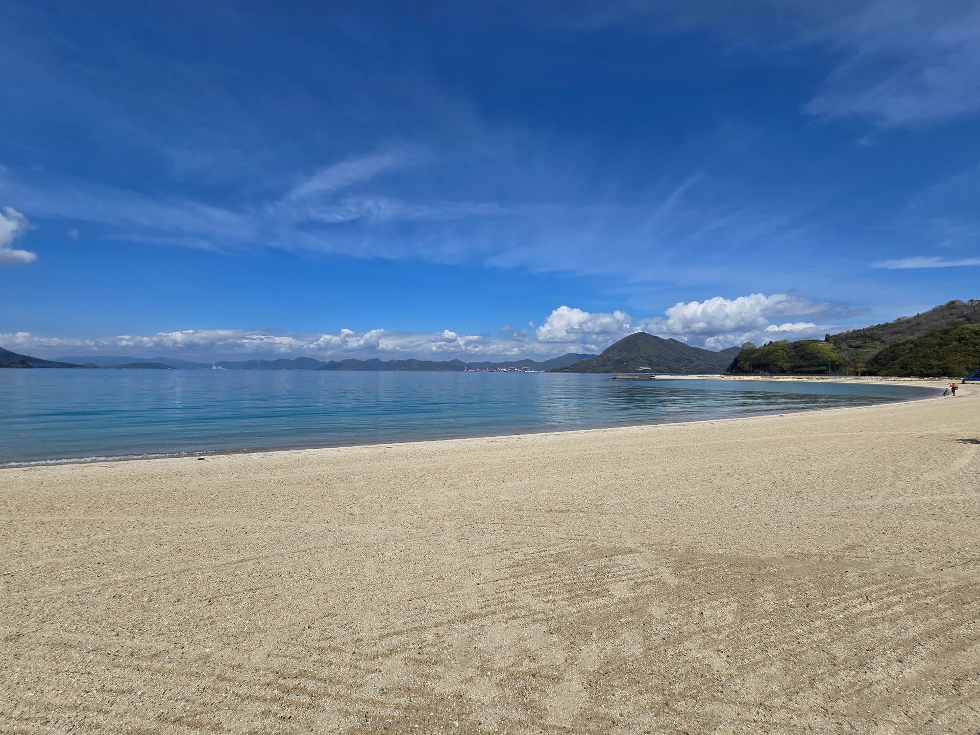 瀬戸田サンセットビーチ・中央から北方向を撮影(砂浜延長約451m)