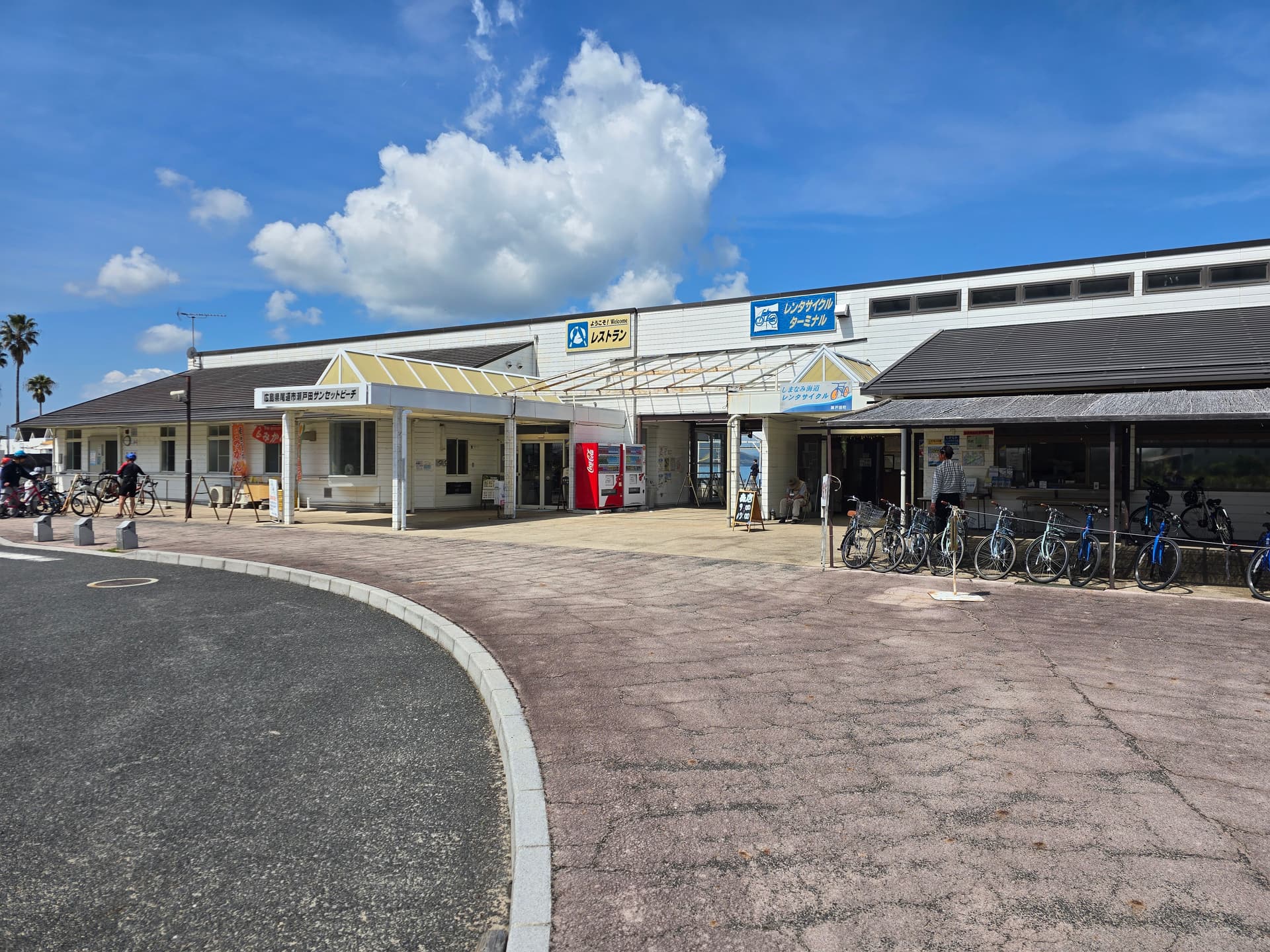 瀬戸田サンセットビーチの売店・飲食スペース(通年営業)