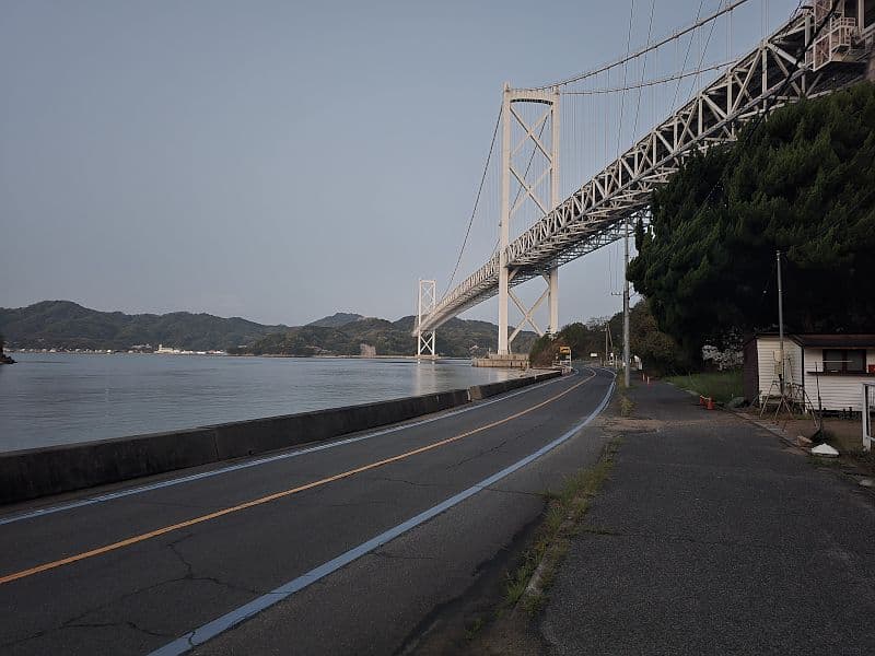早朝の因島大橋——日の出直後・午前5時30分頃の因島大橋と朝の空