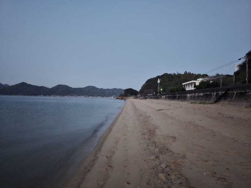 早朝の立花の海岸・砂浜——日の出直後の柔らかい光に照らされた砂浜と波打ち際