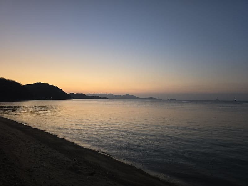 立花の海岸の朝焼け——日の出直後・午前5時30分頃の空とオレンジ色に染まる海面